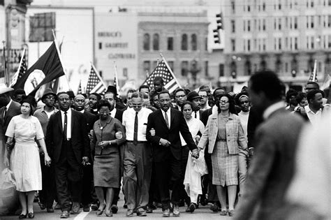 การประท้วงของกลุ่มสิทธิพลเมือง — บทบาทของ Rosa Parks ในการจุดประกายเปลวเพลิงแห่งความเปลี่ยนแปลงทางสังคมในสหรัฐอเมริกา